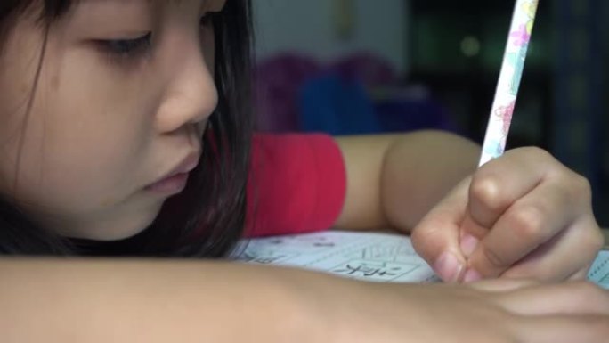 一位亚裔华裔女生写语文作业