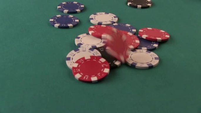 扑克筹码落在扑克桌上