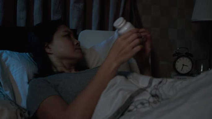 沮丧的亚洲妇女无法在床上睡觉。失眠综合症失眠