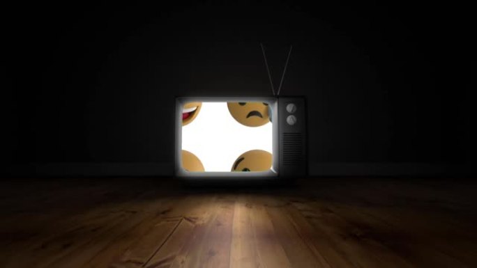 电视屏幕上的多重表情符号在黑色背景下的木质表面上