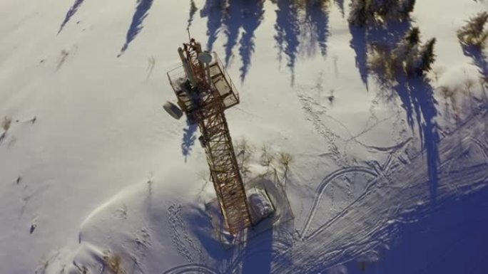 飞越无线电通信塔山雪覆盖冬季景观