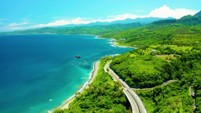 鸟瞰图美丽的海岸线和公路。，台湾。