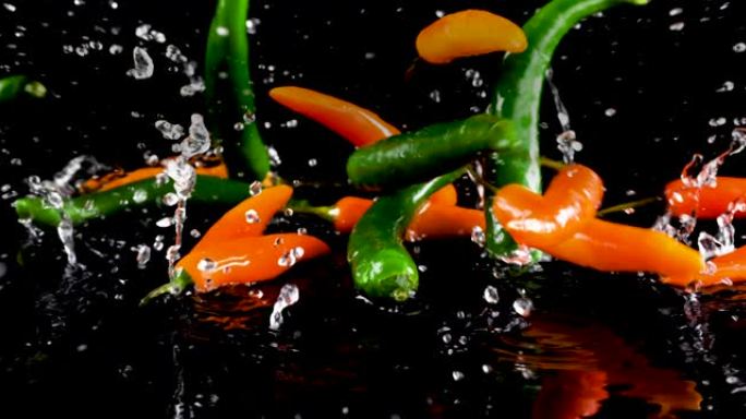 辣椒从水里反弹。慢动作