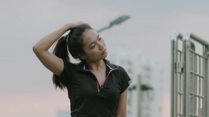 成熟的运动女性颈部慢跑前热身运动-股票视频