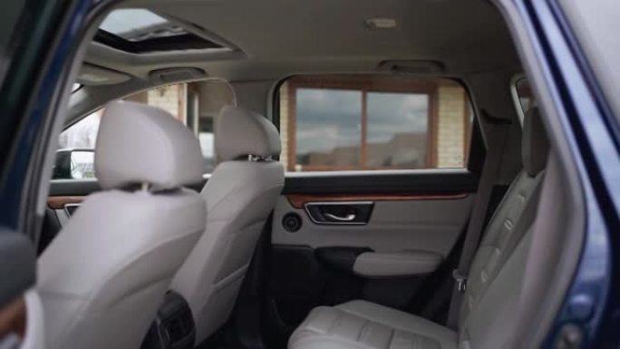 美丽的白色汽车沙龙。真皮现代汽车座椅。汽车内部。慢动作镜头。买车。