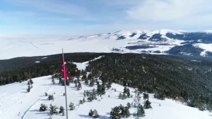 土耳其国旗和雪山鸟瞰图2