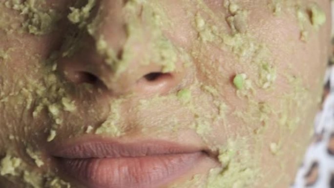 女性在脸上涂抹自制天然鳄梨化妆霜，