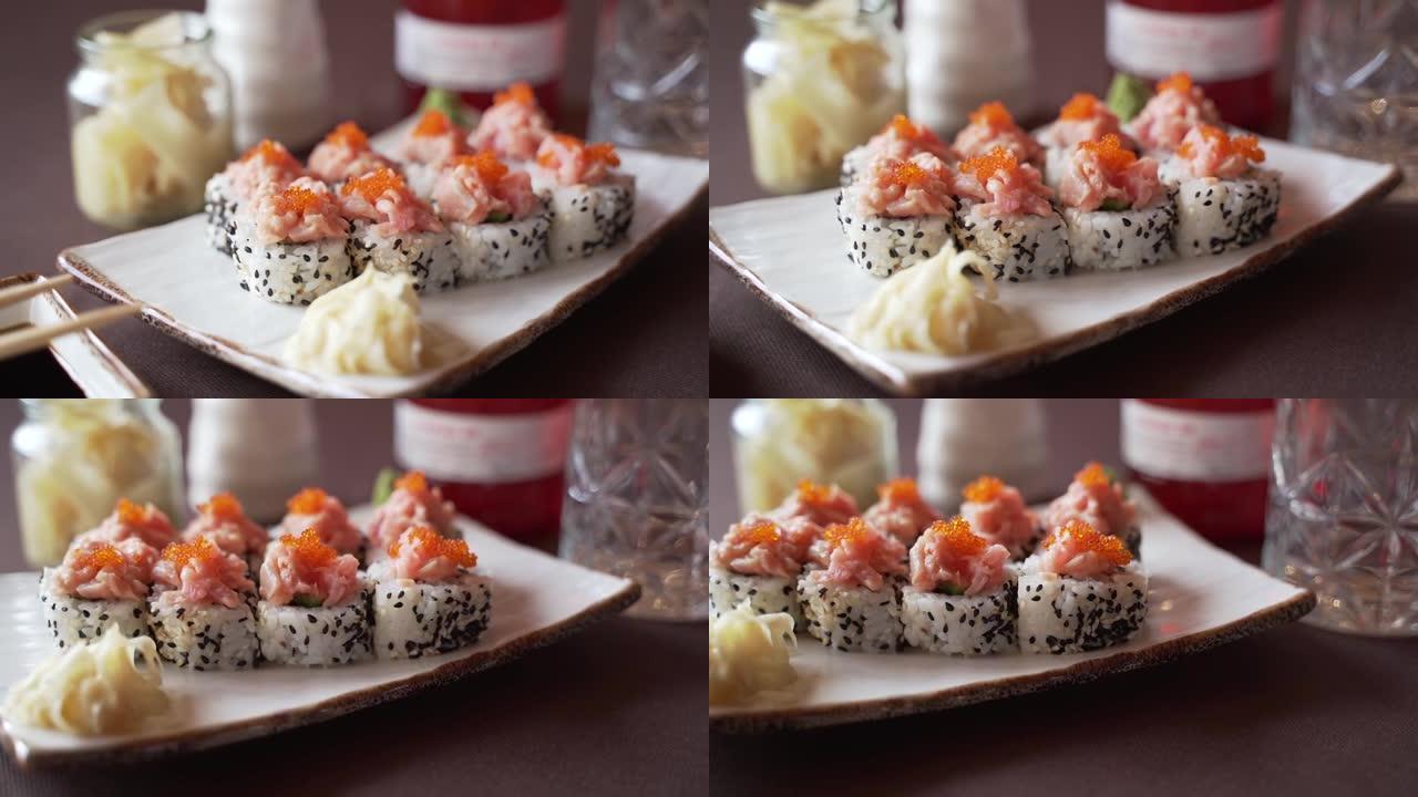 相机绕着寿司卷转，上面放着红色的鱼子酱和奶酪