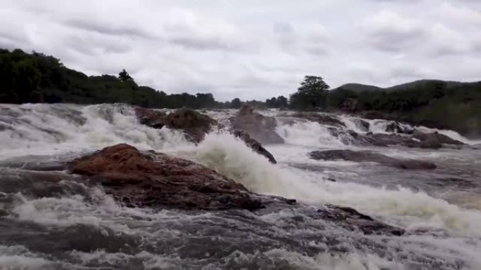 印度卡纳塔克邦Shivanasamudra的季风期间，Cauvery河水在沟壑中喷涌而出。