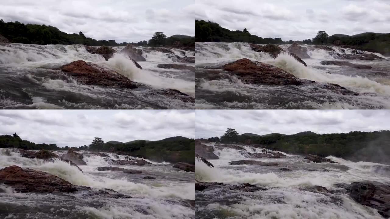 印度卡纳塔克邦Shivanasamudra的季风期间，Cauvery河水在沟壑中喷涌而出。