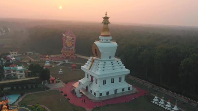 印度北阿坎德邦瑞诗凯诗附近一座佛教寺庙的鸟瞰图。