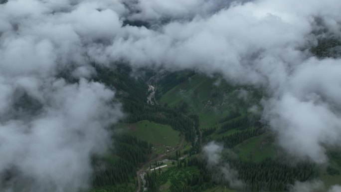 新疆伊昭公路，穿越云层，