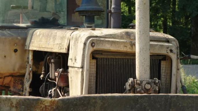 爱沙尼亚废弃的老式旧卡车的外观