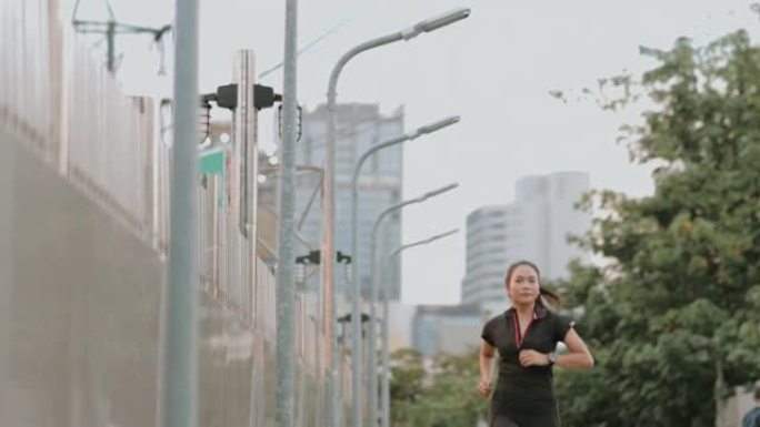 泰国慢跑者女子在城市下班后慢跑-股票视频