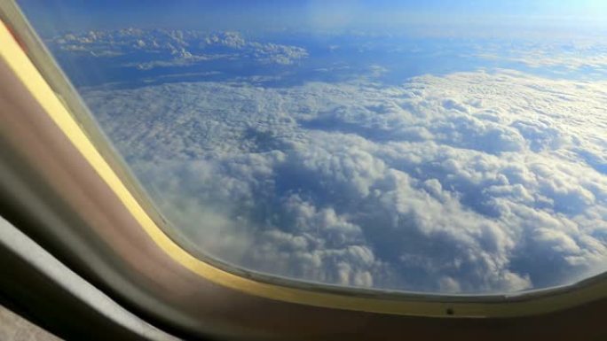 飞行过程中飞机窗口中的云