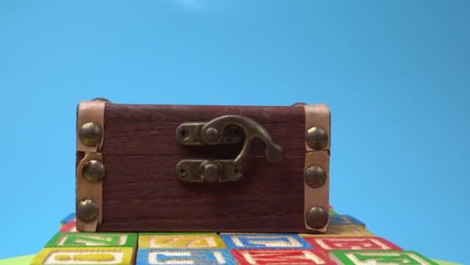 字母木块上的小宝盒