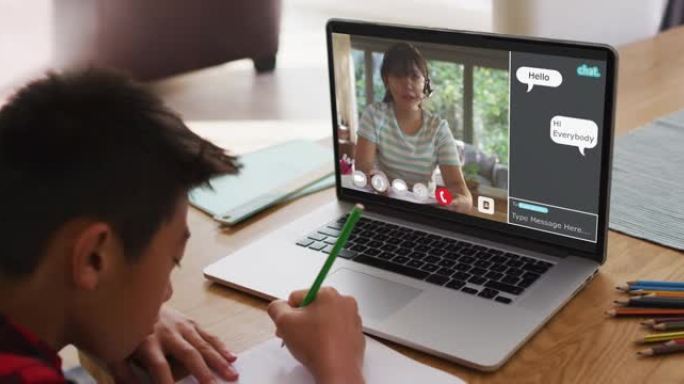 亚洲男孩在家做作业并与女老师在笔记本电脑上进行视频通话