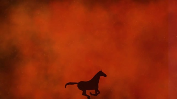 一匹孤独的马在熊熊的野火中疾驰的轮廓