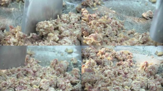 在煎锅里炒猪皮和酸猪肉特写，在炉子上的烹饪锅里把煮过的猪皮和酸猪肉混合起来