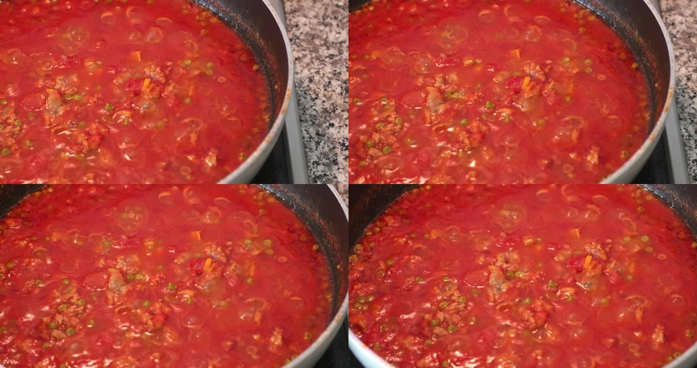自制番茄意大利面酱在平底锅中小火炖。特写滑块镜头。实时，没有人