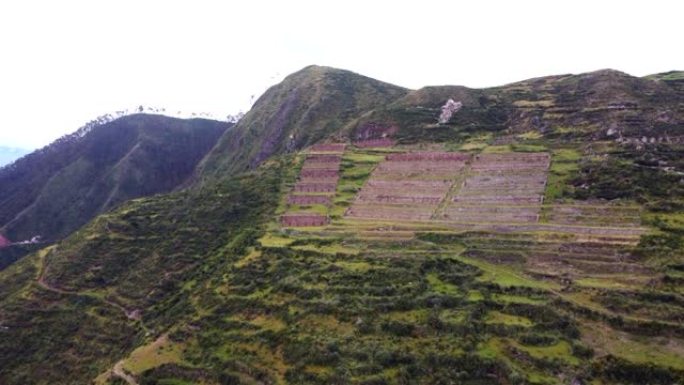 库斯科神圣山谷中Racchi Machuqolga考古遗址的鸟瞰图。