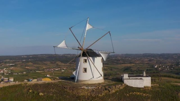 鸟瞰图古老的风车，葡萄牙。这是典型的风车，位于葡萄牙的山上。圆塔磨有四个用木头制成的梯形帆。四格框架