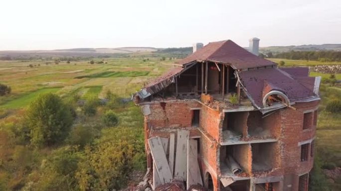 地震后一栋破旧建筑的鸟瞰图。倒塌的砖房。