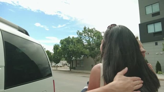 两名千禧一代女性卸车行走在城市街道上旅行4k视频