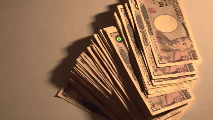 钱正在扔到桌子上。100万日元