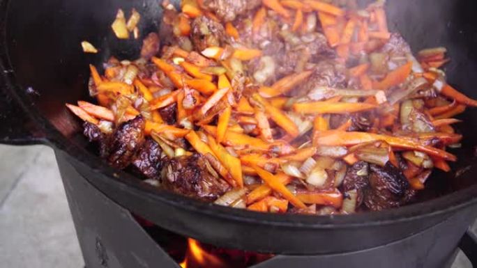 带肉的胡萝卜在大锅中炖。乌兹别克抓饭