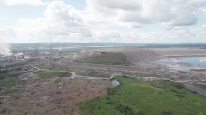 工业用地环境污染-工厂污染物排放氧化铝工厂的鸟瞰图。