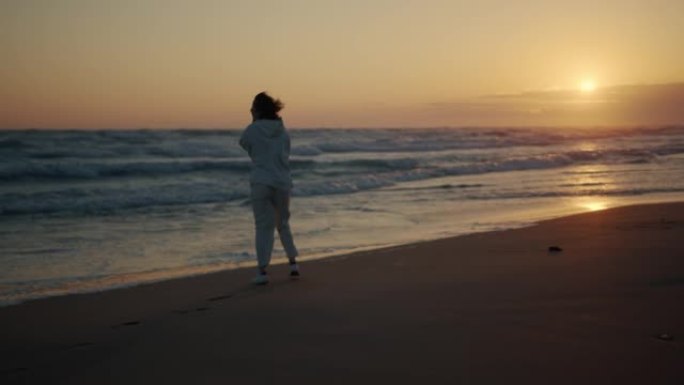 全高清分辨率。女人看着海洋。年轻美丽的女孩在海岸海洋冥想。在bmpcc 6k上拍摄