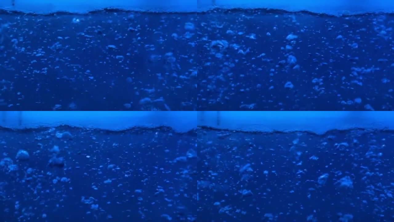 水下气泡浮出水面的视频。