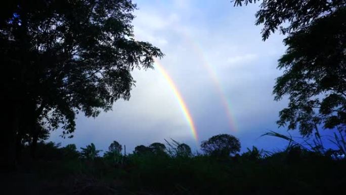 雨后天空中的彩虹空镜唯美大自然