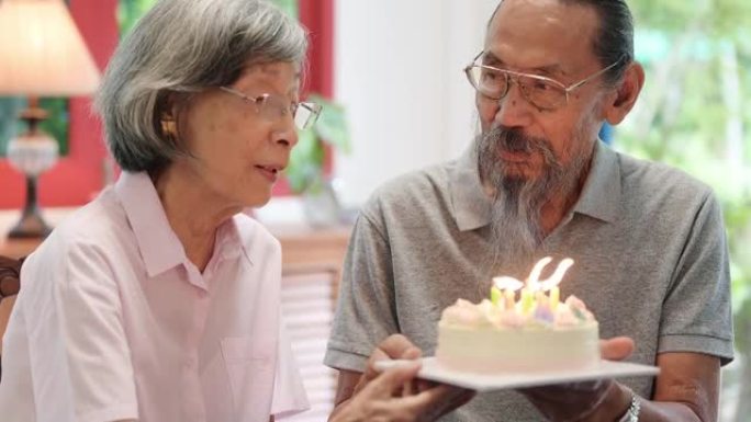 亚洲老年人在家庆祝生日