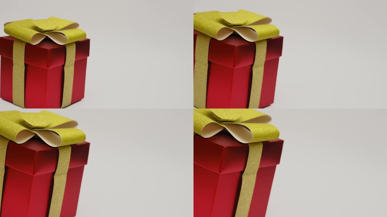 红色通用礼品盒，白色背景上有金色丝带和蝴蝶结。