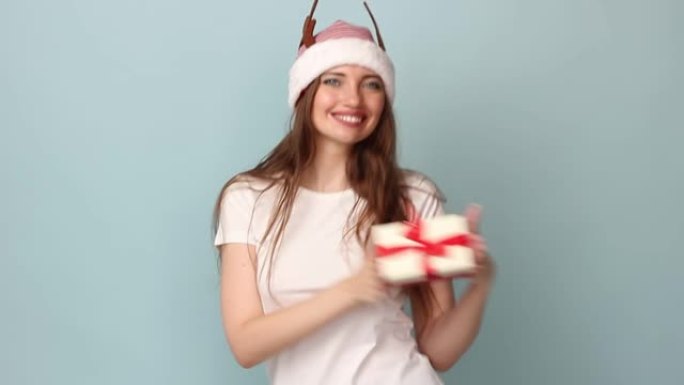 柔和的蓝色背景上有红色圣诞老人帽子的白色t恤