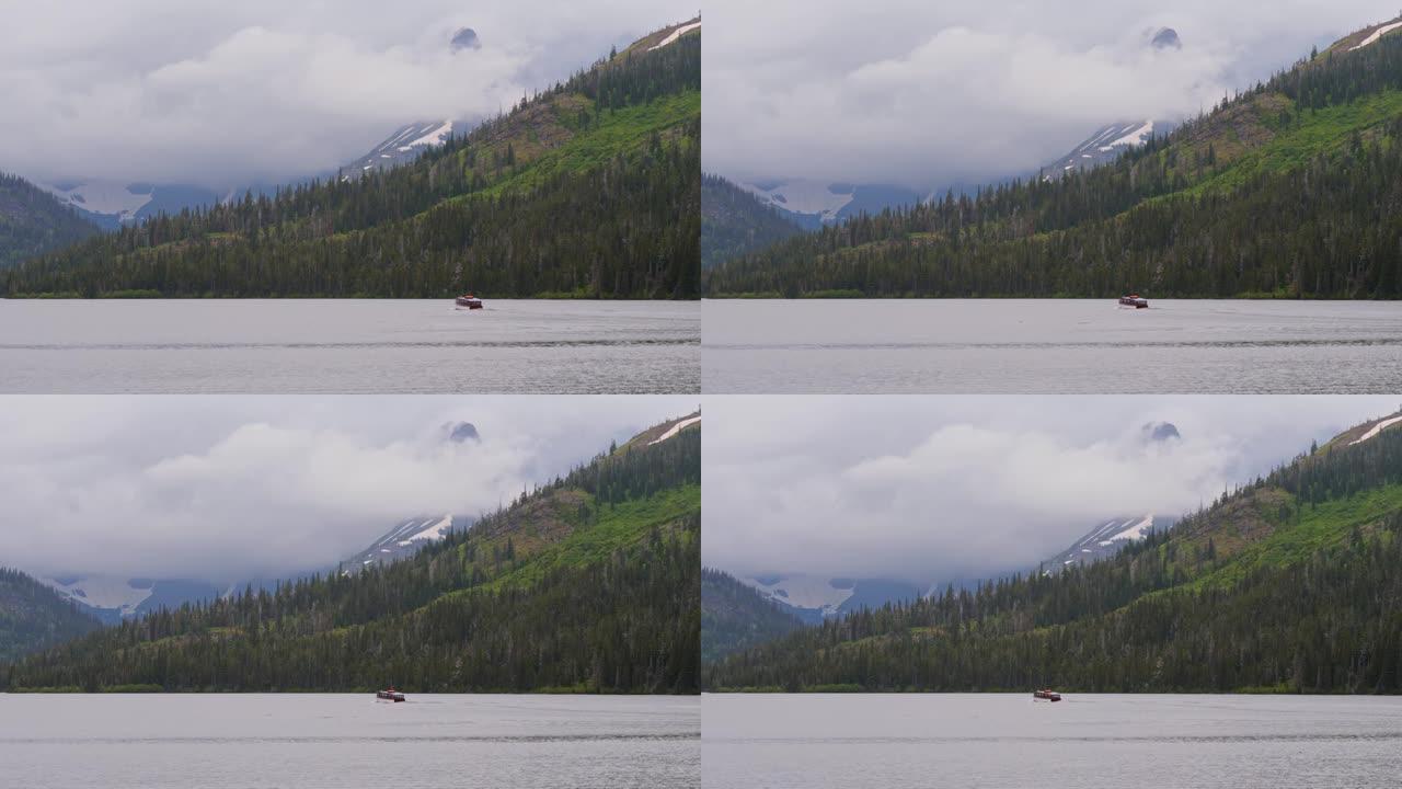 在冰川国家公园的许多冰川的雨燕湖划船