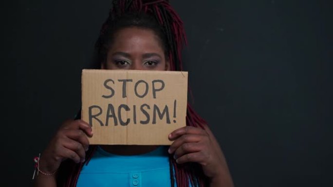 4K视频停止种族主义文字写在模板在美国黑人妇女手中，概念