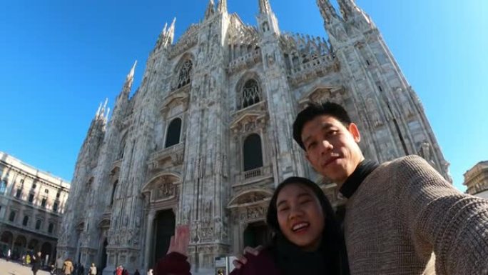 年轻女子在米兰大教堂 (Milano Duomo di Milano) 前拍照