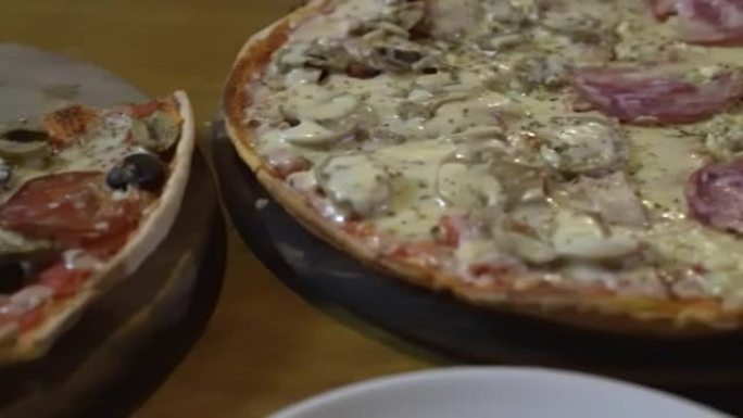 意大利第二薄披萨托盘配有各种顶级意大利辣香肠蘑菇橄榄四奶酪和帕尔马火腿