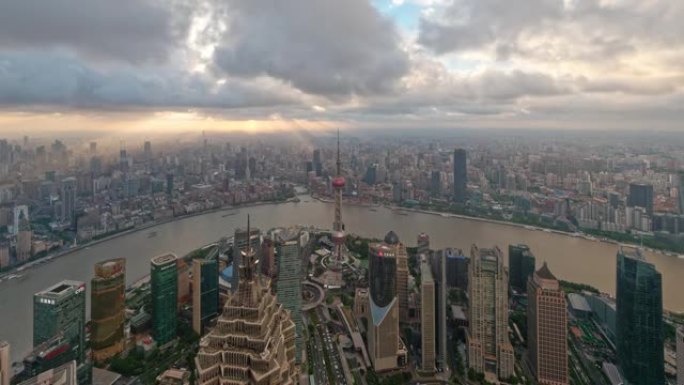 日落傍晚上海城市的时间流逝，上海天际线的鸟瞰图，云层移动和阳光投射在魔术，4k镜头，b滚动镜头等建筑