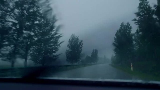 在雨天开车车内第一视角安全驾驶车载视频