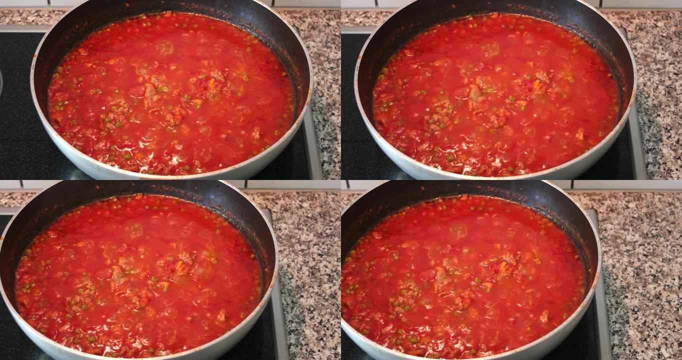自制番茄意大利面酱在平底锅中小火炖。特写滑块镜头。实时，没有人