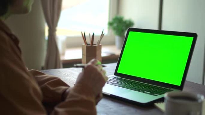 老商界女企业家在带色度键绿色的笔记本电脑上进行在线会议培训