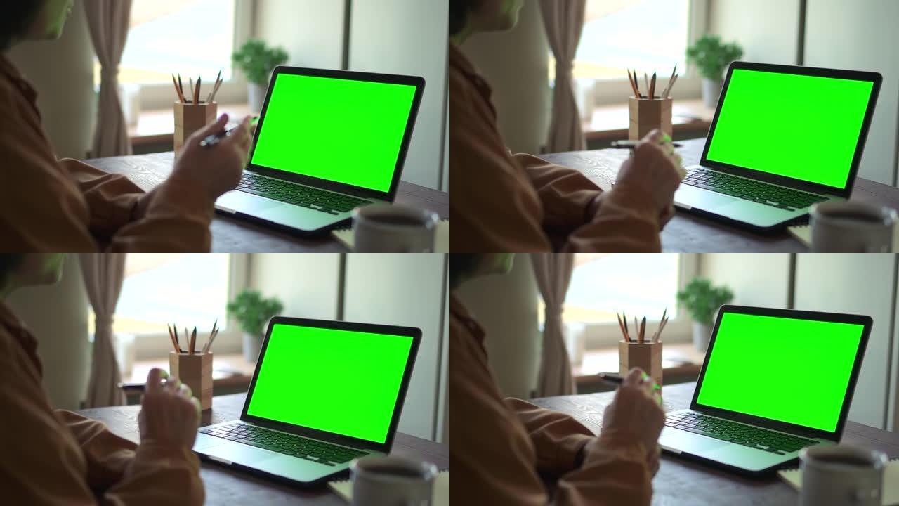 老商界女企业家在带色度键绿色的笔记本电脑上进行在线会议培训