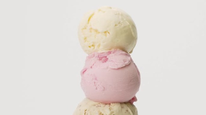 ce奶油巧克力片和草莓在白色背景上冰淇淋香草。