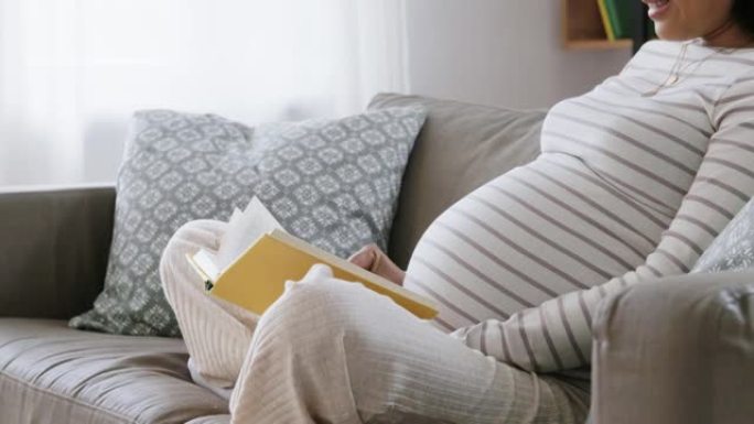 快乐孕妇在家看书
