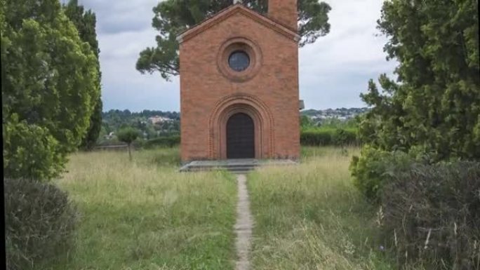 意大利乡村景象的过度消失，有一座古老的红色教堂。发现地球之美。意大利伦巴第大区Pomelasca，欧