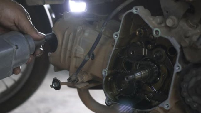 机械师拆卸磁轮拧下摩托车发动机机械师上的螺母